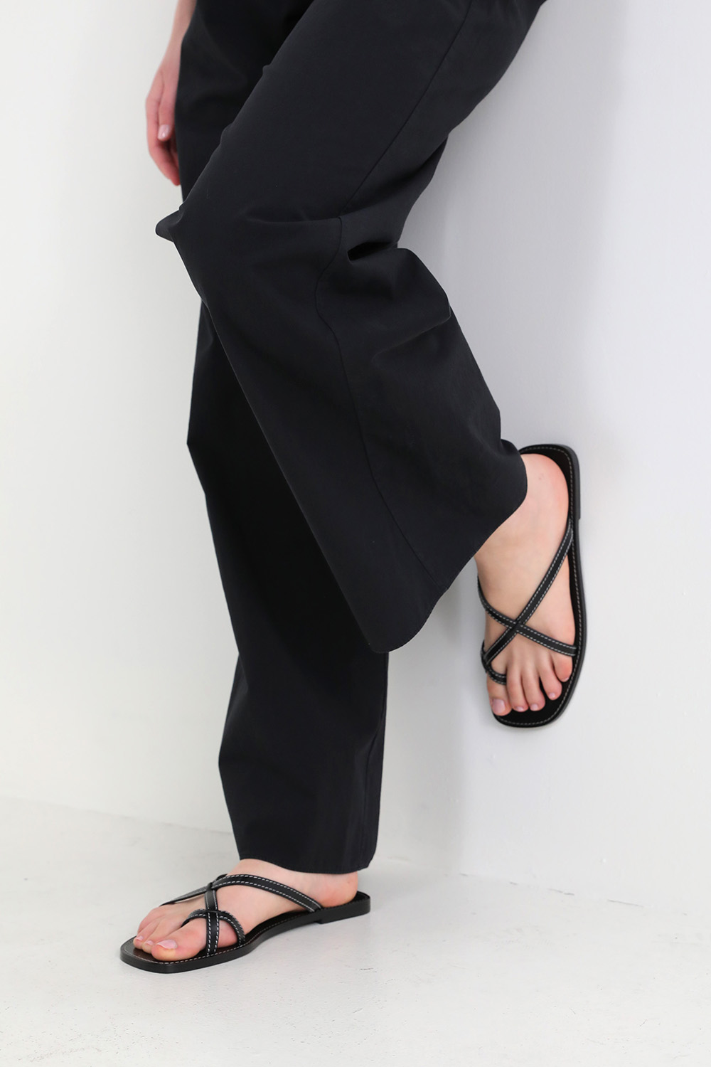 תמונת כל הלוק של כפכפי עור